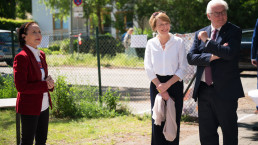 Stiftungsgründerin sowie der Bundespräsident und seine Frau stehen zusammen, lachen