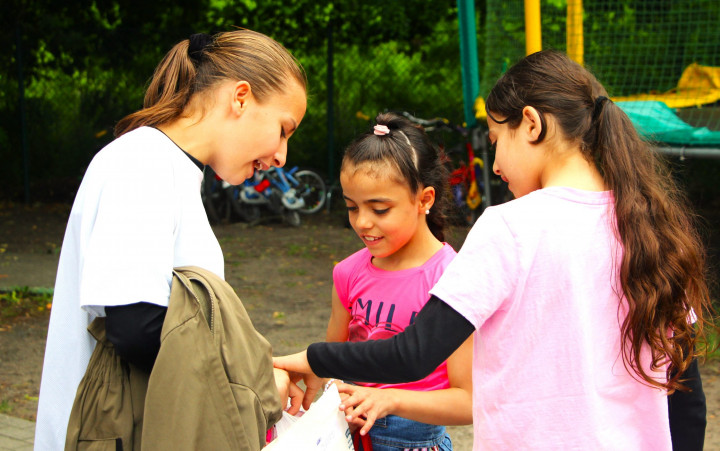 Mädchen auf Jona's Außengelände